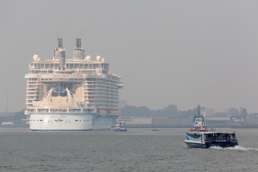 Oasis_of_the_Seas_in_Rotterdam_007